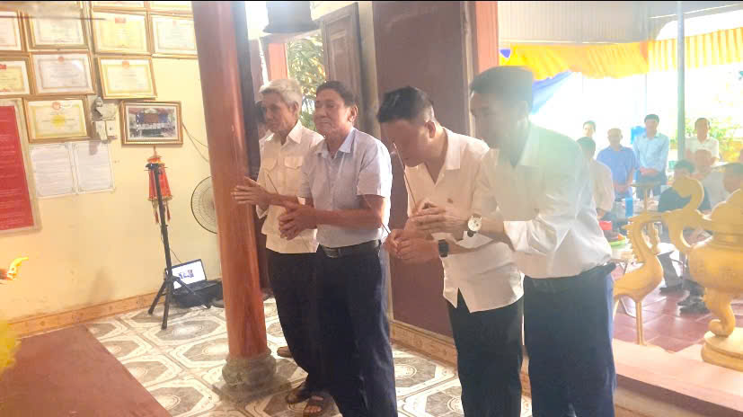 Đoàn đại Biểu Hội đồng Họ Tạ Tỉnh Hưng Yên Dâng Lễ (2)