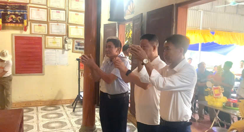 Đoàn đại Biểu Hội đồng Họ Tạ Tỉnh Hưng Yên Dâng Lễ