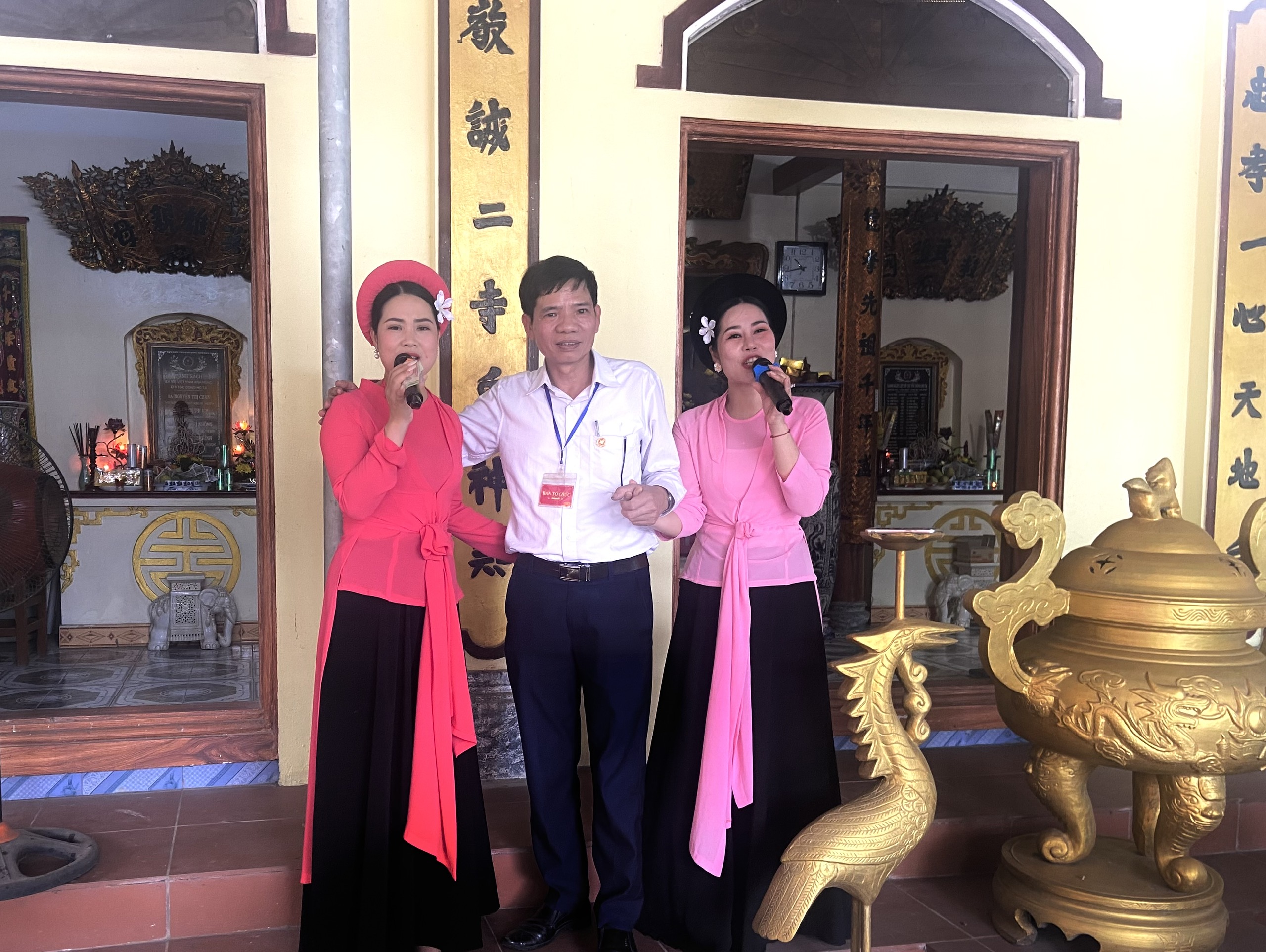 Sự Có Mặt Của Các Liền Chị Quan Họ Góp Phần Cho Buổi Lễ Thêm Vui Vẻ