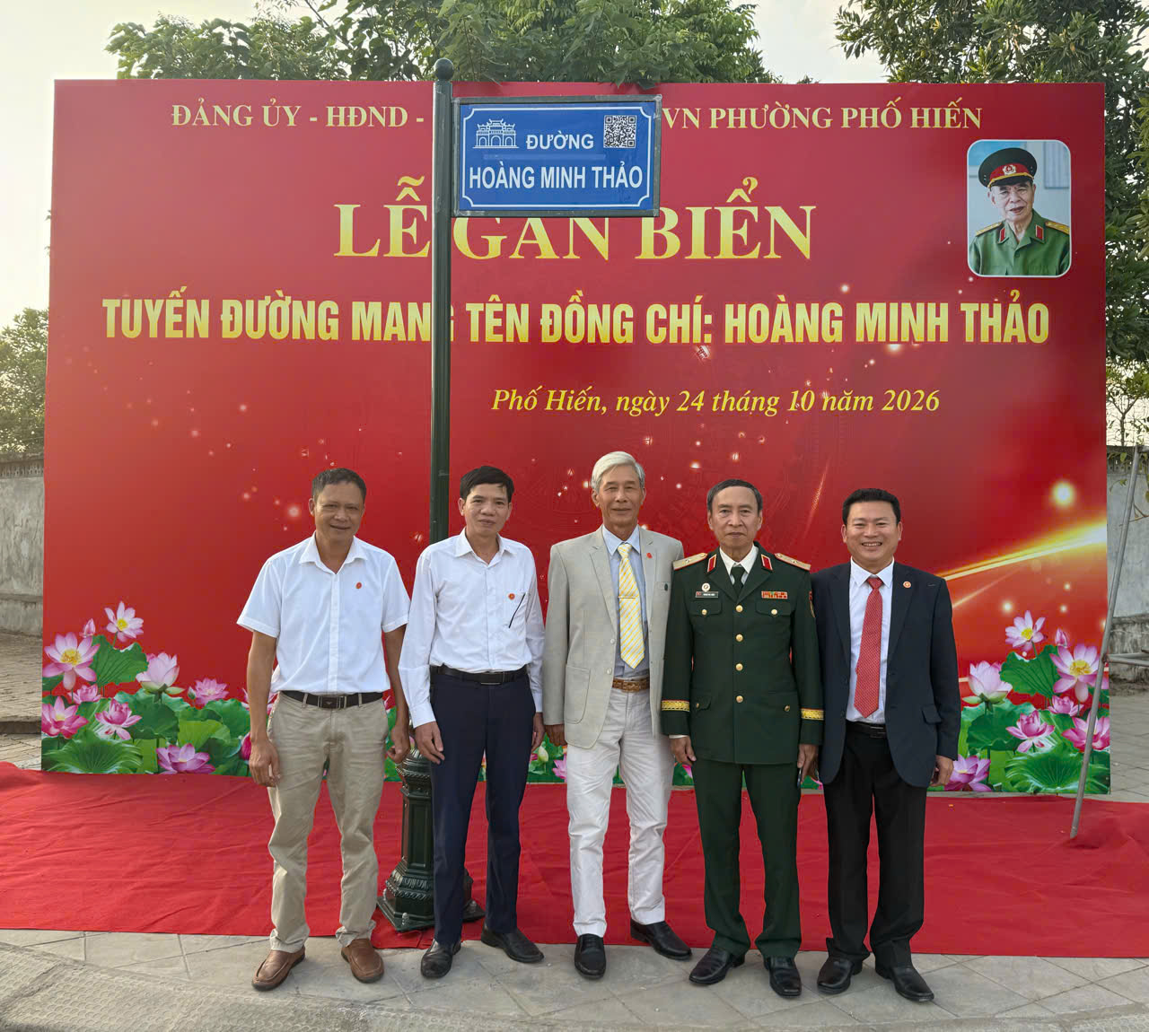 Đại diện Họ Tạ Việt Nam và Họ Tạ Tỉnh Hưng Yên chụp ảnh lưu niệm cùng Đại diện GĐ Thượng tướng, GS, AHLLVTND : Hoàng Minh Thảo - Tạ Thái An 1. Thiếu tướng Hoàng Hoa Châu 2. ông Tạ Ngọc Nam - PCT. HĐHTVN - Phó Trưởng ban lịch sử họ Tạ Việt Nam 3. ông Tạ Văn Nghĩa -CT.Họ Tạ Hưng Hà - Hưng Yên 4. ông Tạ Minh Ngọc - Họ Tạ Hưng Hà - Hưng Yên 5. ông Tạ Xuân Sinh - Họ Tạ Hưng Hà - Hưng Yên