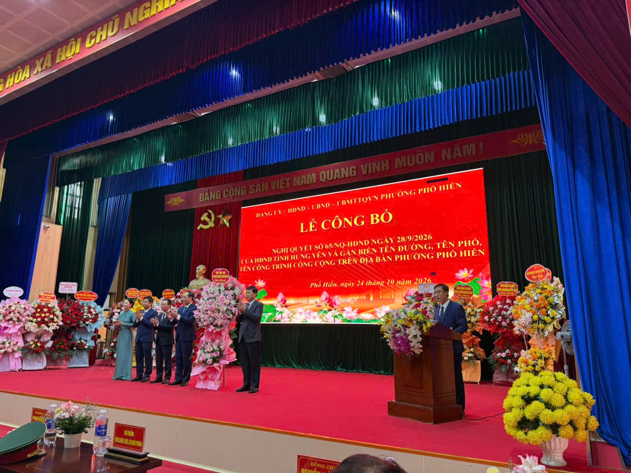 Đồng chí Trần Quốc Toản - Phó bí thư Thường trực tỉnh uỷ , Chủ tịch UBMTTQ Việt Nam tỉnh Hưng Yên chúc mừng 