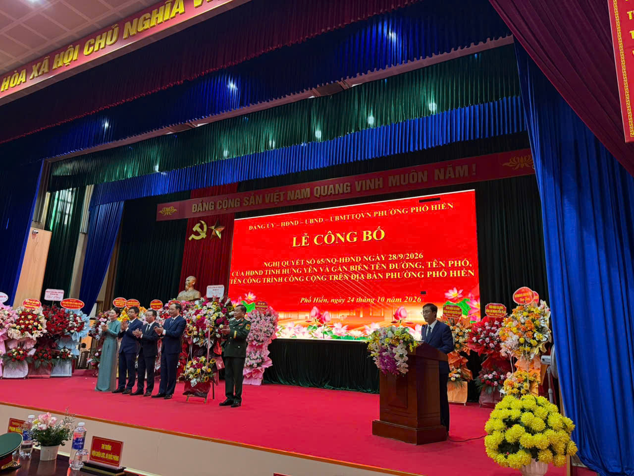 Đại biểu cơ quan Trung ương Bộ quốc phòng: Thượng tướng Hoàng Xuân Chiến - Nguyên UVTW Đảng- Thứ trưởng Bộ quốc phòng chúc mừng 